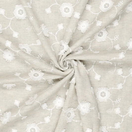 Izšūts kokvilnas audums - balti ziedi uz dabīga fona 120 g/m²