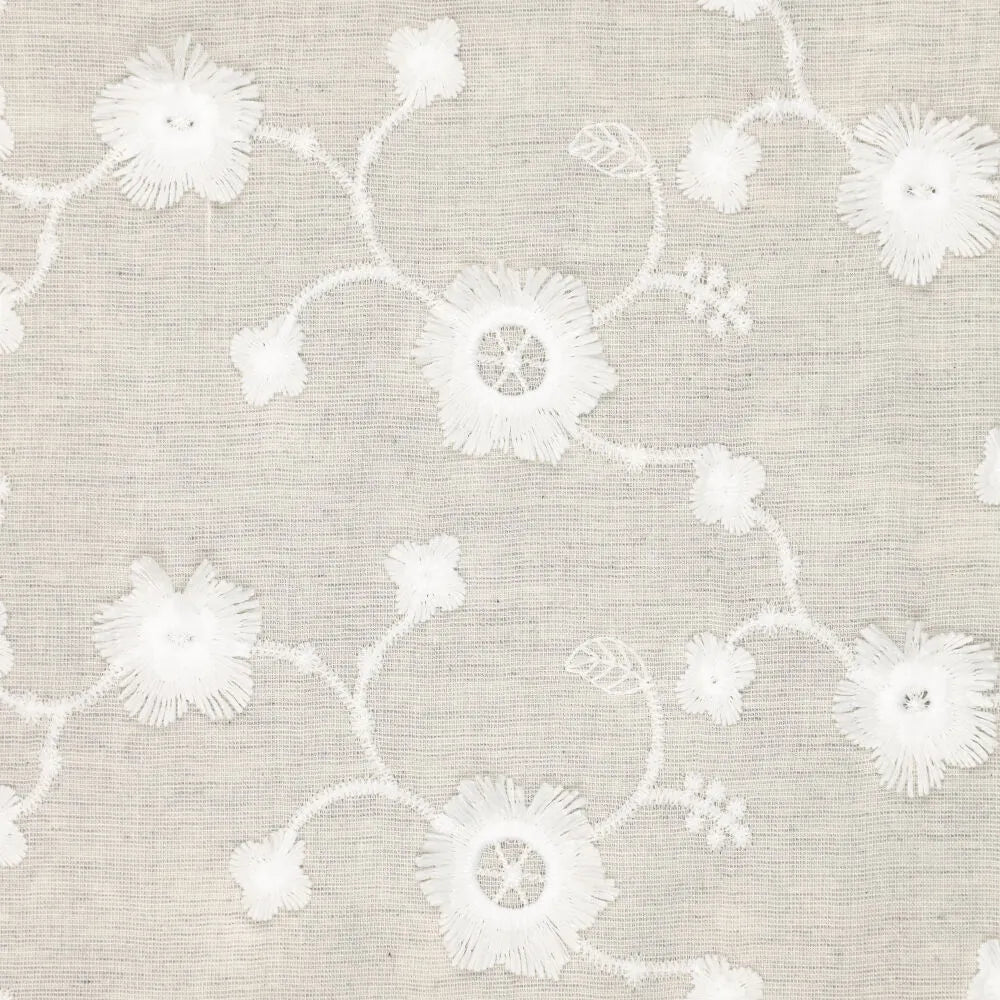 Izšūts kokvilnas audums - balti ziedi uz dabīga fona 120 g/m²