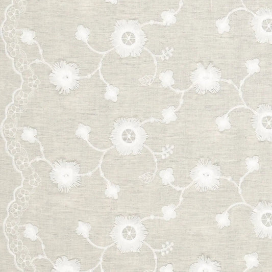 Izšūts kokvilnas audums - balti ziedi uz dabīga fona 120 g/m²
