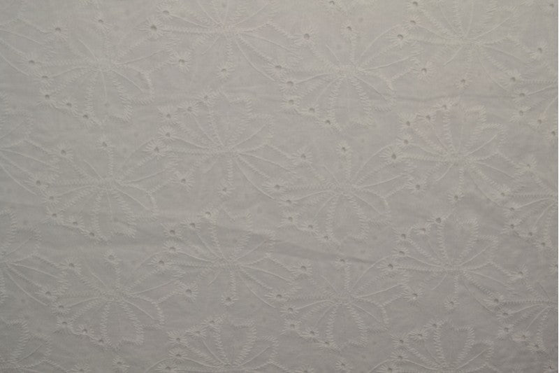 Izšūts kokvilnas audums - balts ziedu motīvs 100 g/m²
