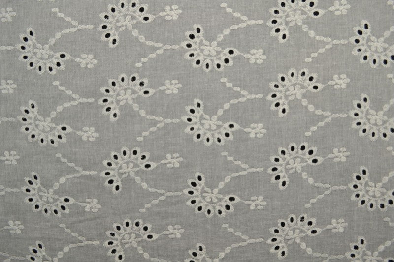 Izšūts kokvilnas audums - balts ziedu motīvs 100 g/m²