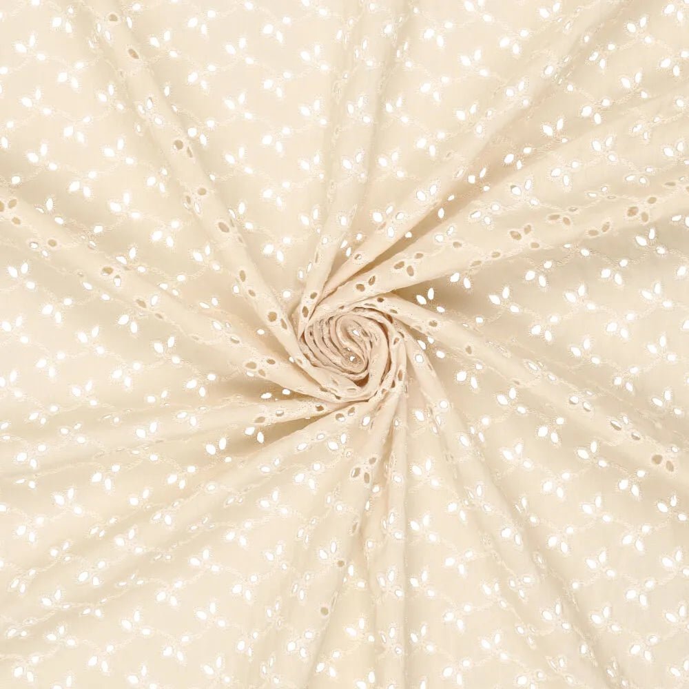 Izšūts kokvilnas audums - izšuvums uz bēša 115g/m²