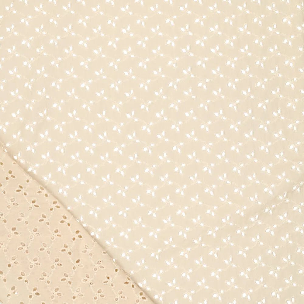 Izšūts kokvilnas audums - izšuvums uz bēša 115g/m²