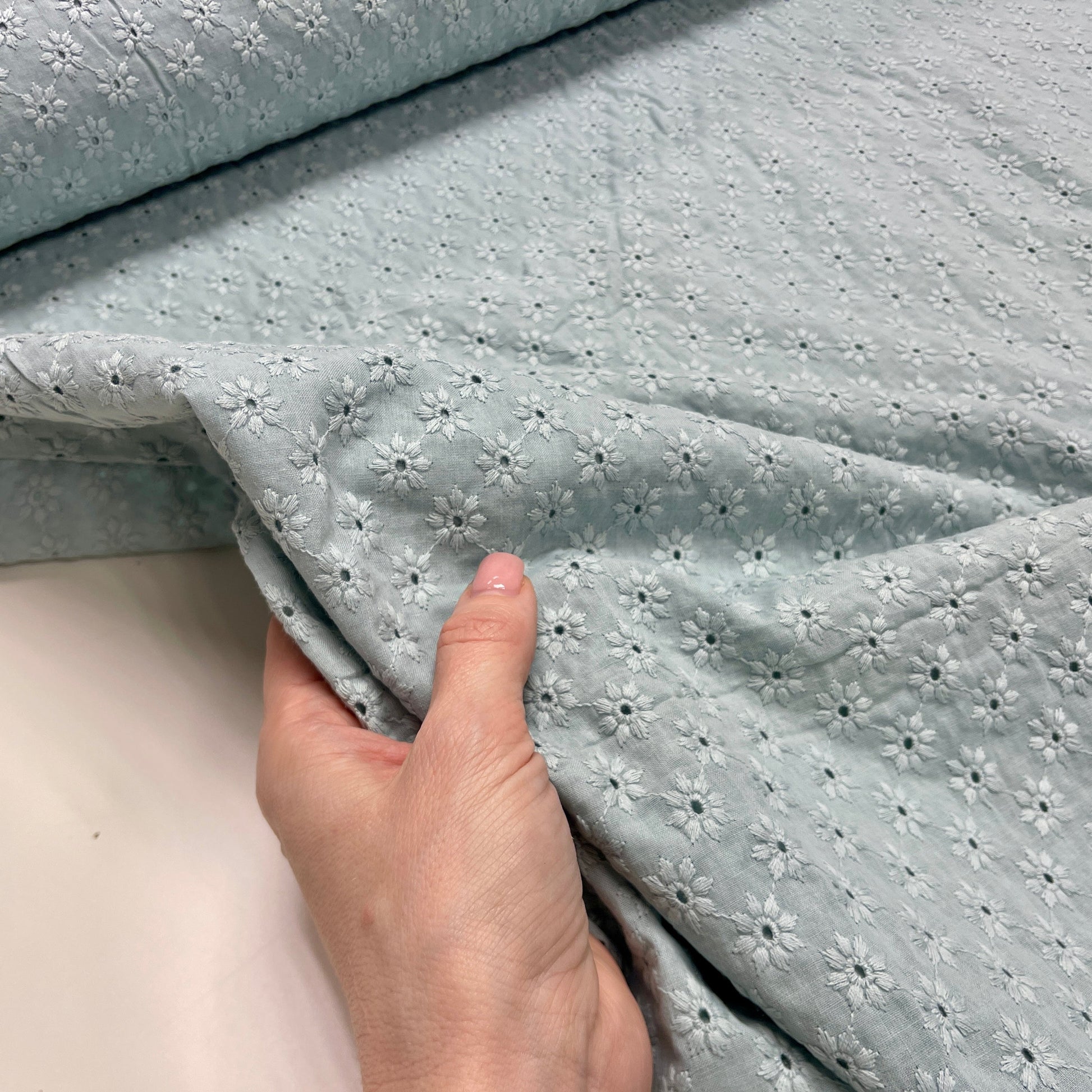 Izšūts kokvilnas audums - mint puķīšu motīvs 110 g/m²