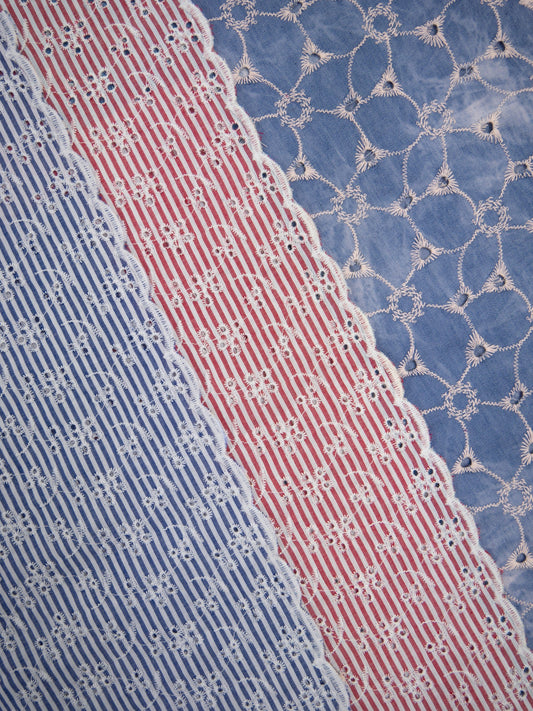 Attēls ar Izšūts kokvilnas audums - puķīšu motīvs ar līnijam 120 g/m² – pieejams Šarlotes audumi