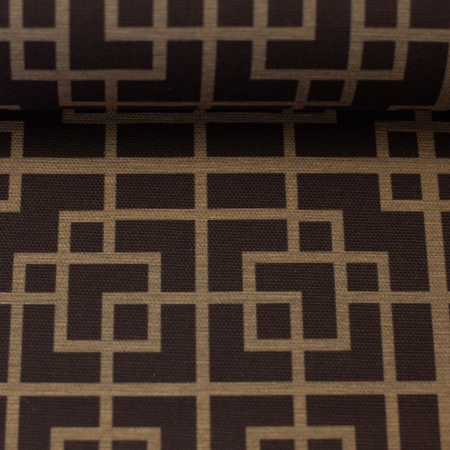 Kanvas audums - ģeometrisks raksts uz brūna fona 220 g/m²