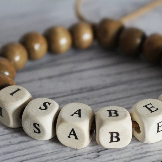 Koka krellītes ar burtiem, 10×10 mm|80 gab.