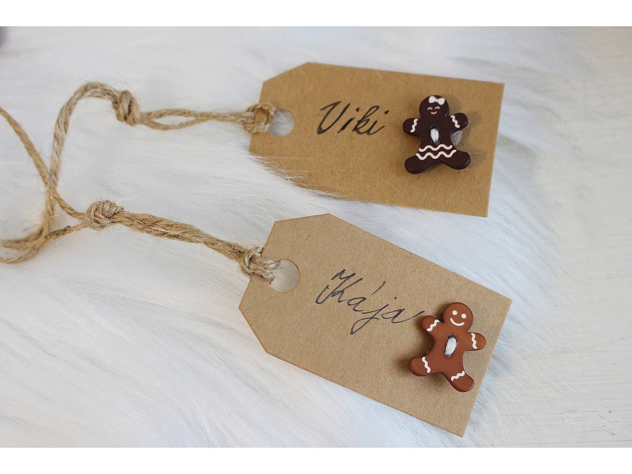 Attēls ar Koka pogas 16 mmx20 mm - piparkūku vīriņš – pieejams Šarlotes audumi