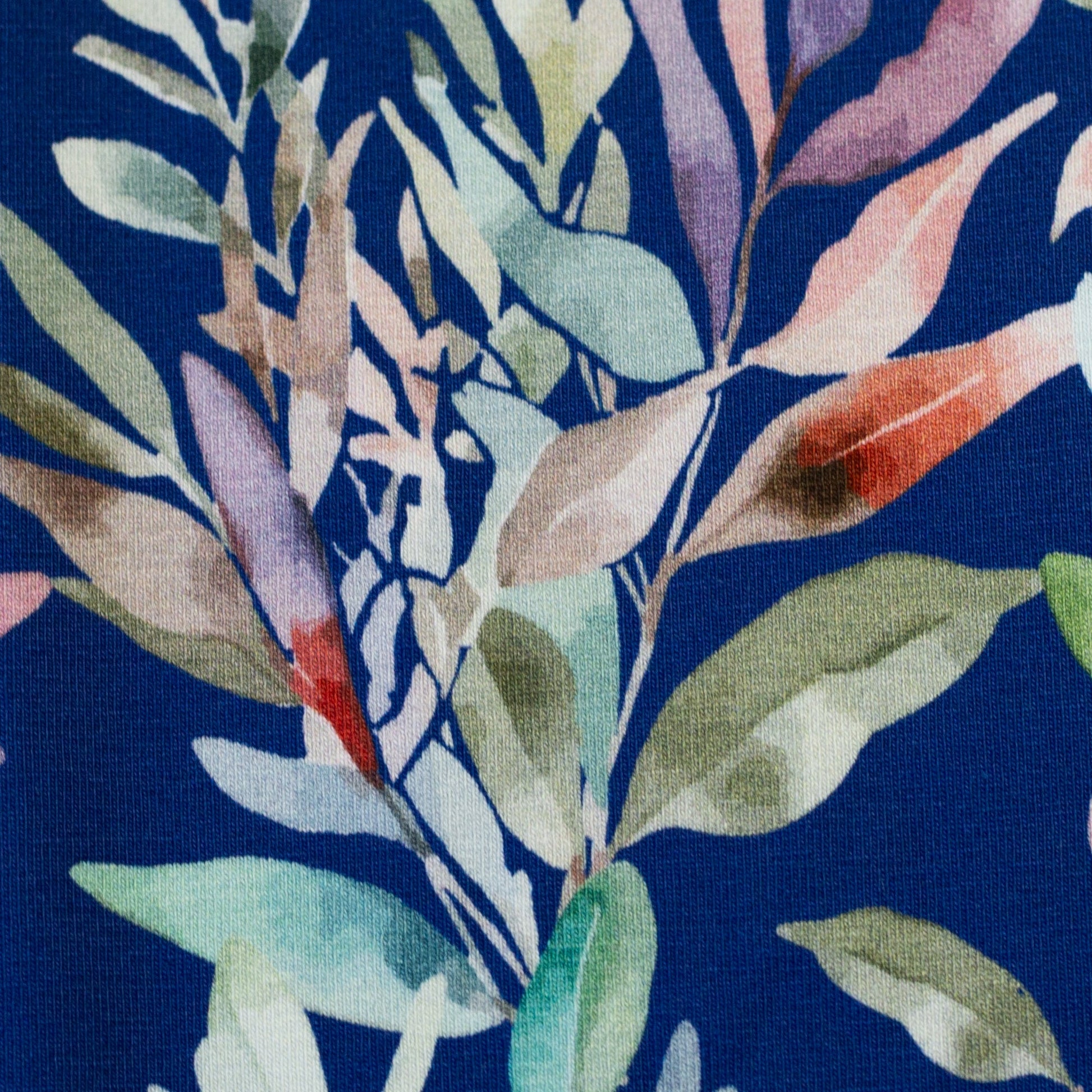 Kokvilnas trikotāža - lapas uz zila fona 200 g/m²