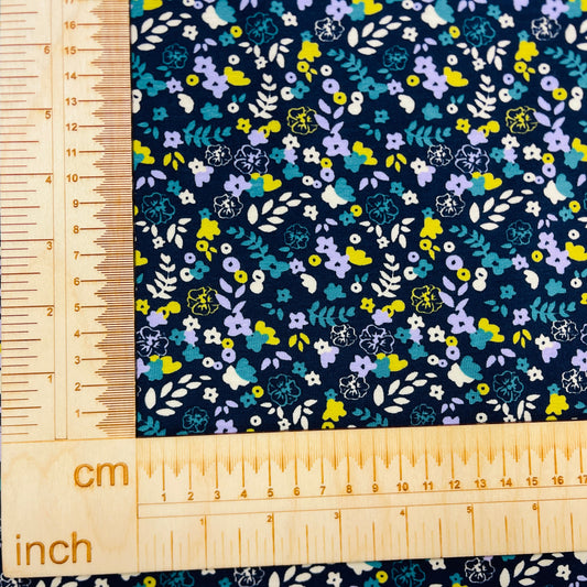 Kokvilnas trikotāža - smalki ziediņi uz tumši zila fona 220 g/m² (GOTS sert.)