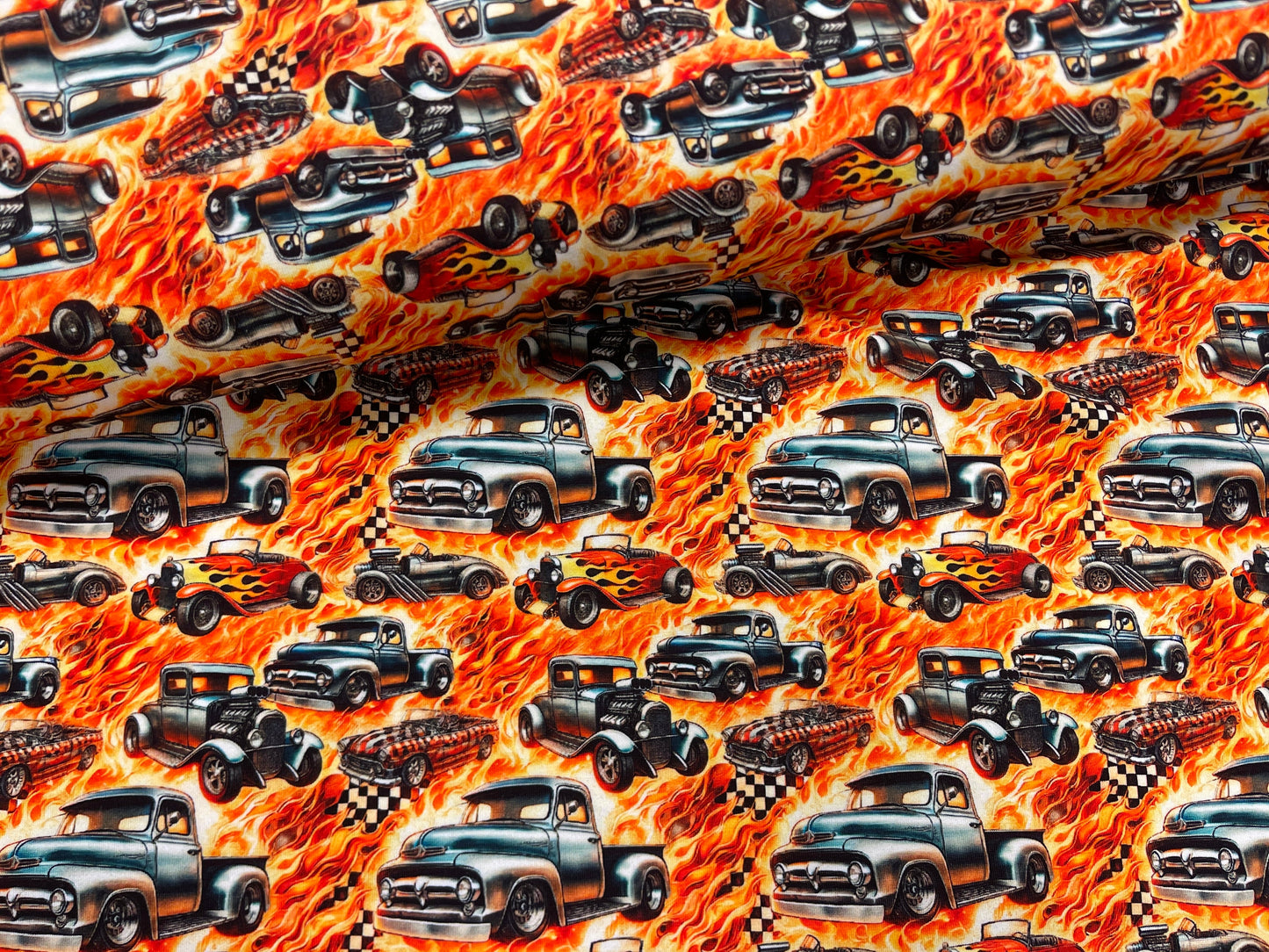 Kokvilnas trikotāža - ugunīgie auto 200 g/m²