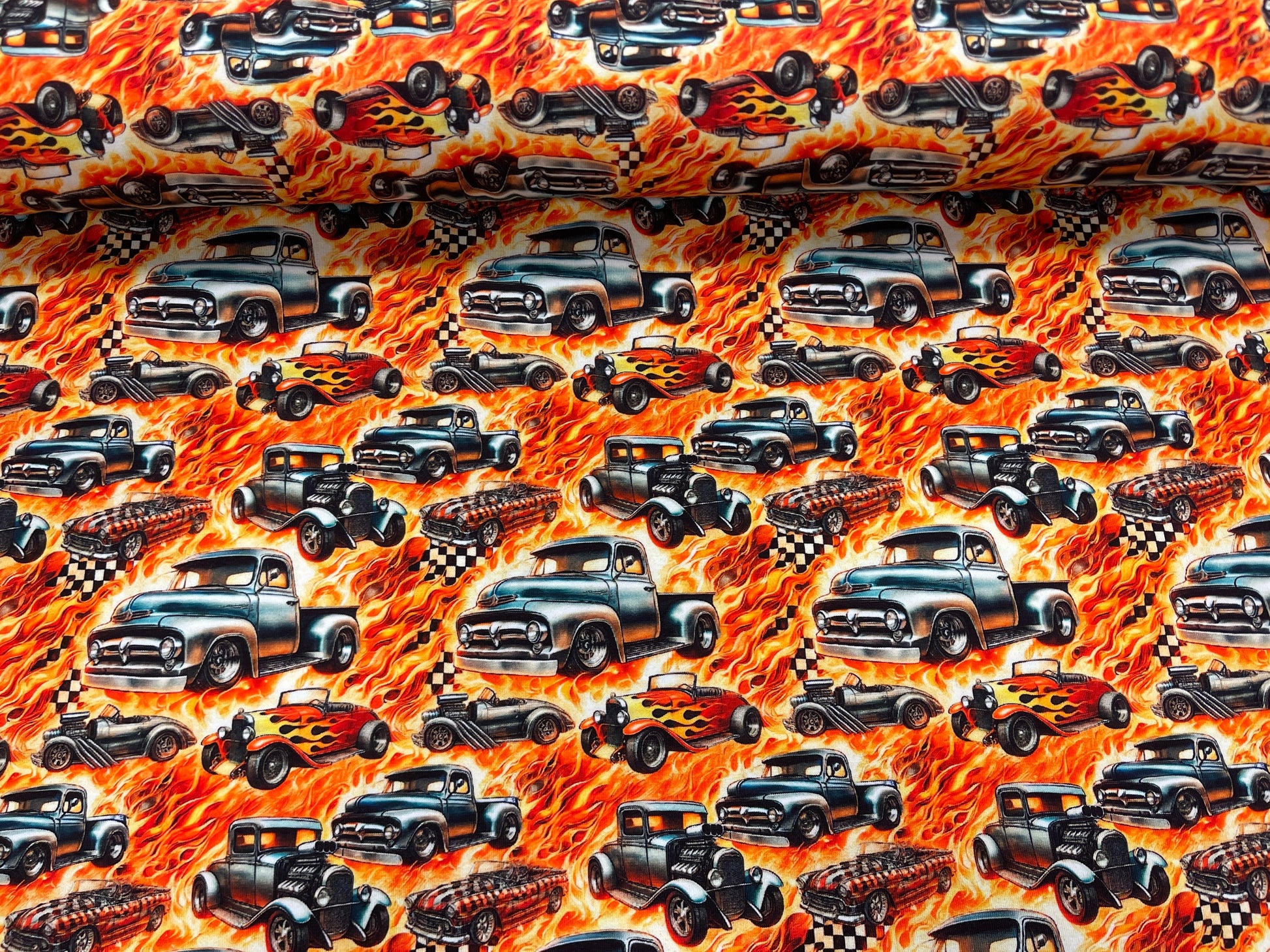 Kokvilnas trikotāža - ugunīgie auto 200 g/m²