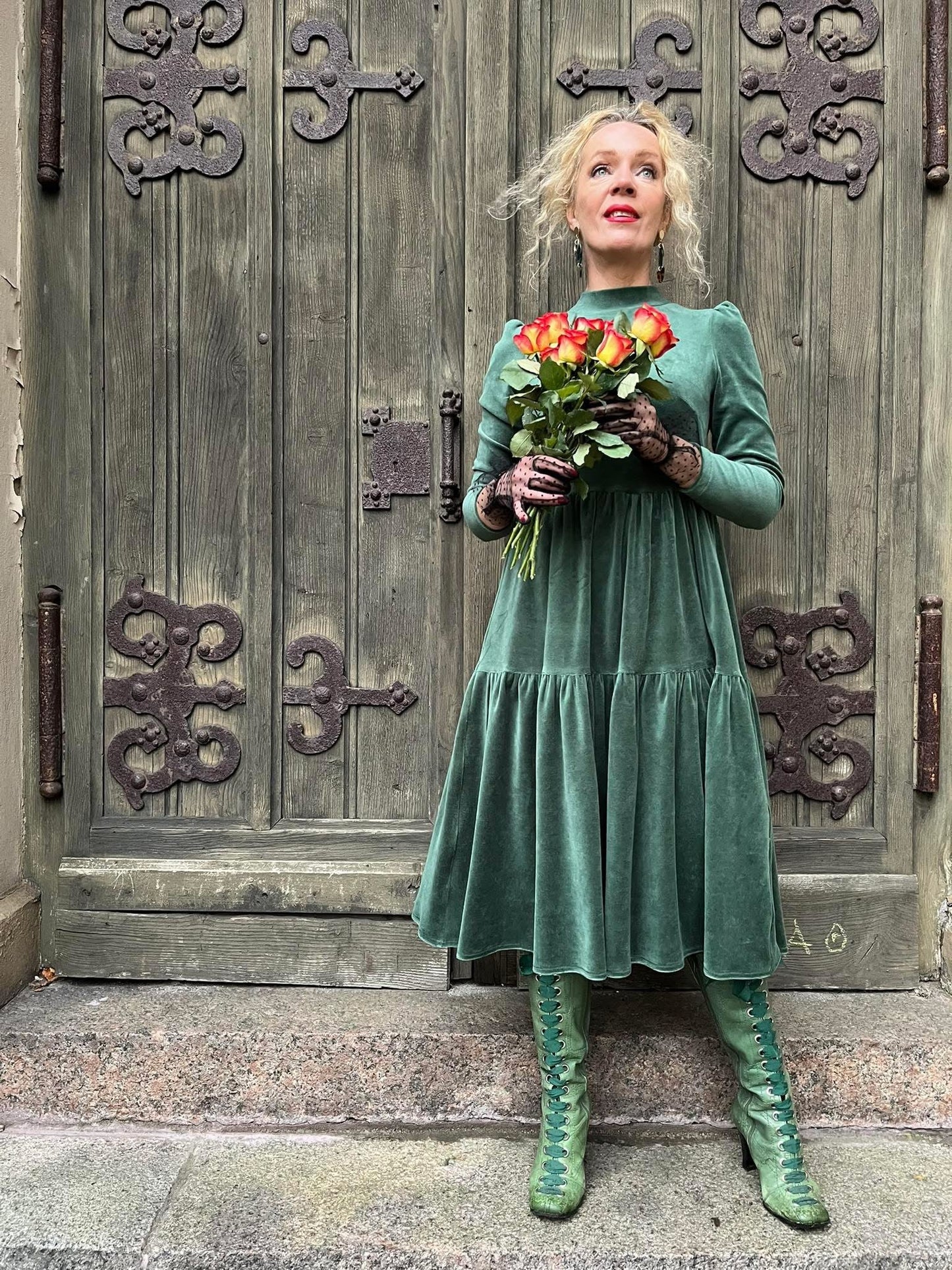 Attēls ar Kokvilnas velūrs - smaragda zaļš 250 g/m² – pieejams Šarlotes audumi