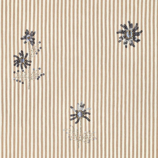 Attēls ar Kreklu audums ar elastānu - bēšs svītrains ar izšūtām pērlītēm 135 g/m² – pieejams Šarlotes audumi