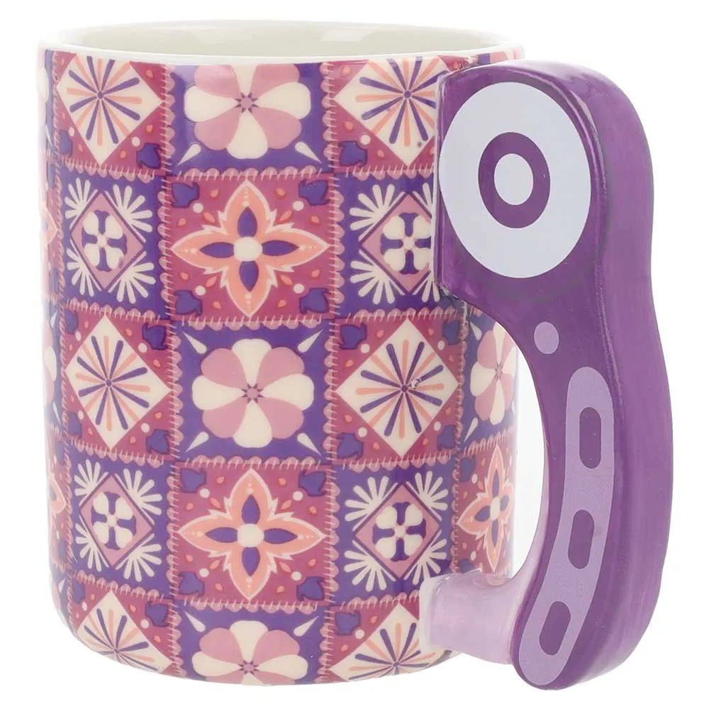 Tasse avec poignée de cutter rotatif 500 ml, violette Sew Tasty – disponible chez Šarlotes audumi