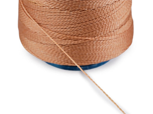 Attēls ar Kurpnieku diegs Ø0.8 mm (340 m) – īpaši izturīgs šūšanai un remontam – pieejams Šarlotes audumi