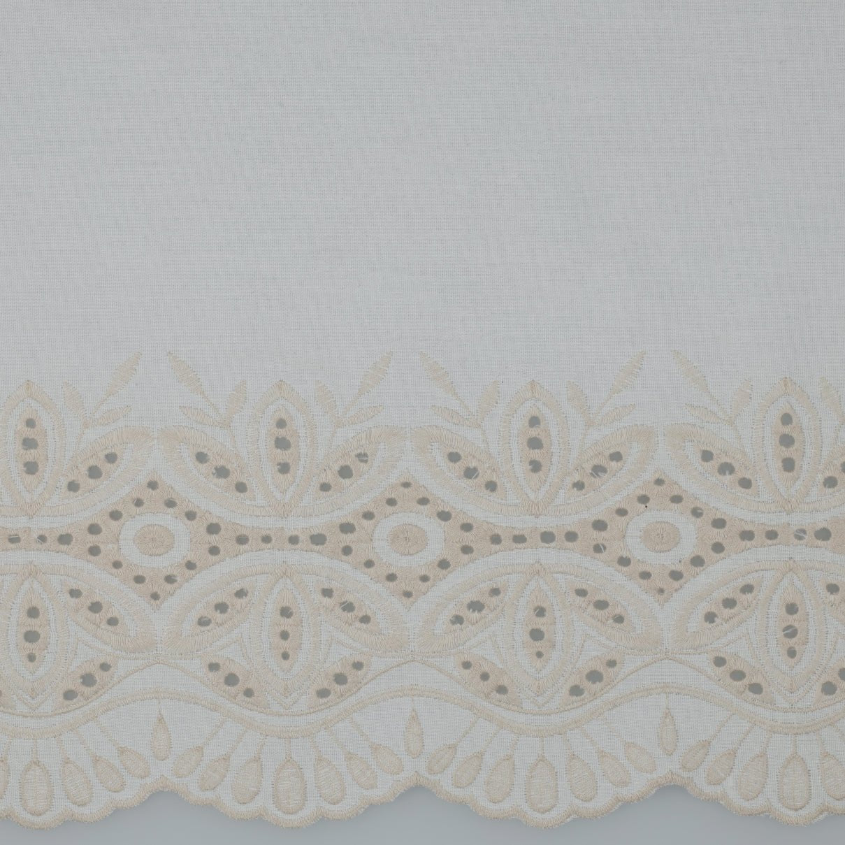 Lins ar viskozi - izšūti bēši ziedi 250 g/m²