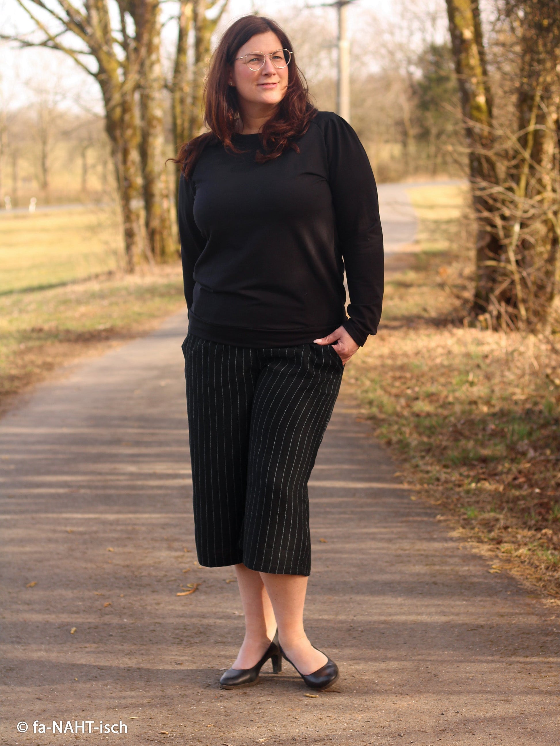 Lins ar viskozi - svītras uz melna fona 200 g/m²