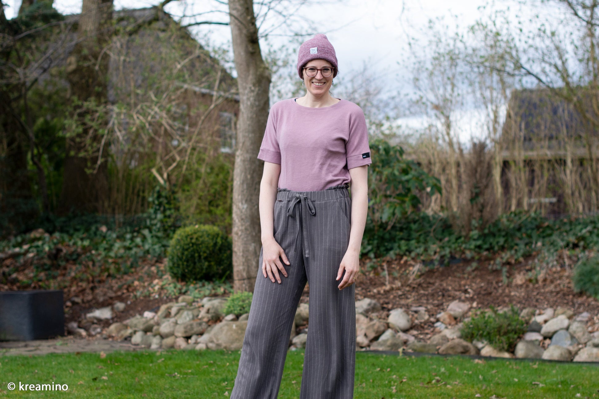 Lins ar viskozi - svītras uz tumši pelēka fona 200 g/m²