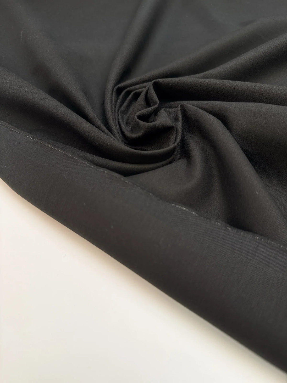 Attēls ar Melns kokvilnas kostīmu audums ar elastānu un muarē efektu – Itālija – pieejams internetā Šarlotes audumi