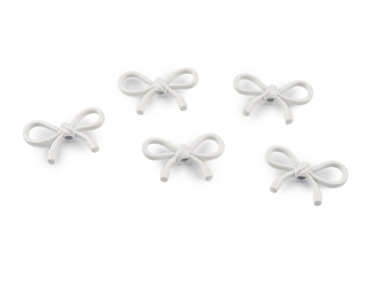 Image avec pendentif en métal – nœud 13×20 mm, 5 pièces | tons assortis – disponible chez Šarlotes audumi