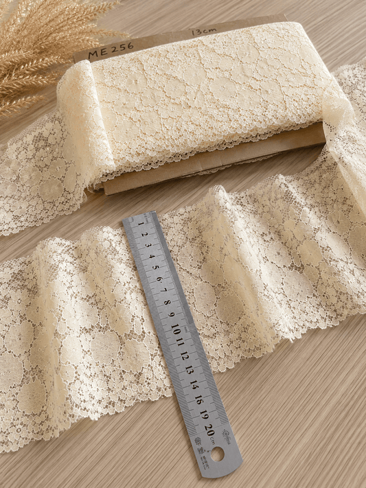 Attēls ar Mežģīne 13 cm - dzeltena – pieejams Šarlotes audumi