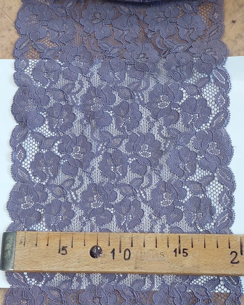 Image of 20cm lace in smoky lavender – available online at Šarlotes audumi