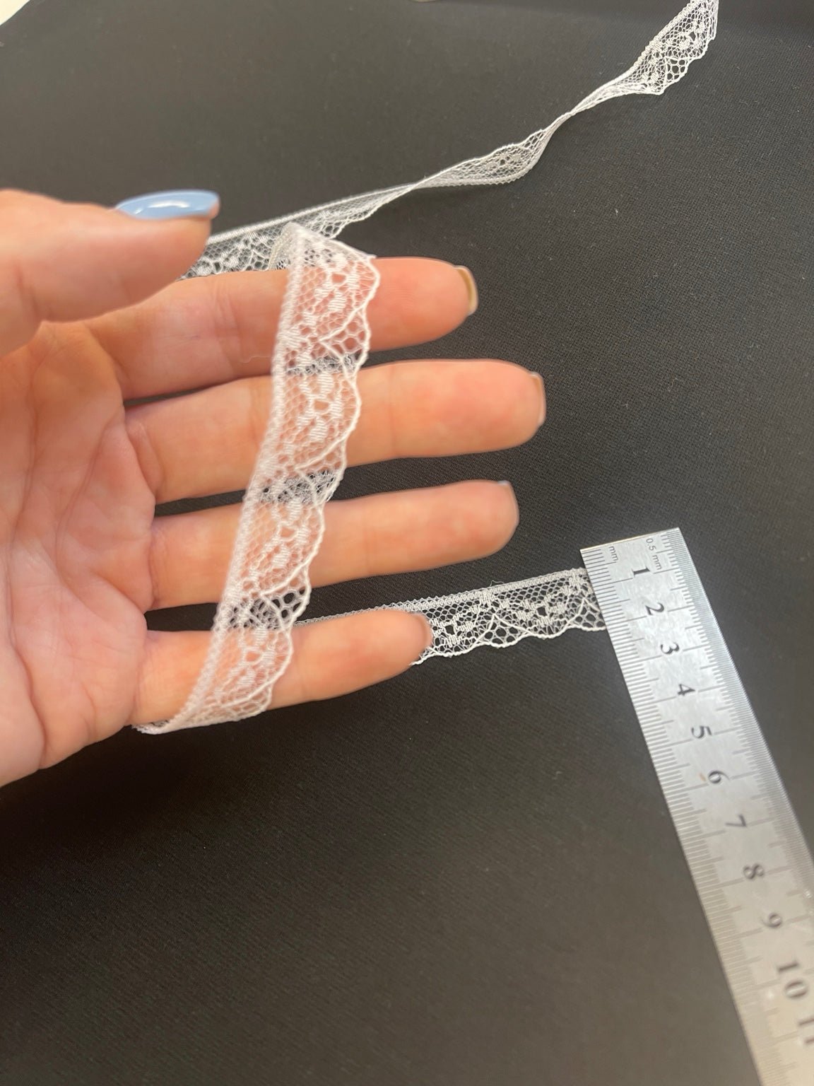 Attēls ar Mežģīne smalka 1,6 cm-balta – pieejams internetā Šarlotes audumi