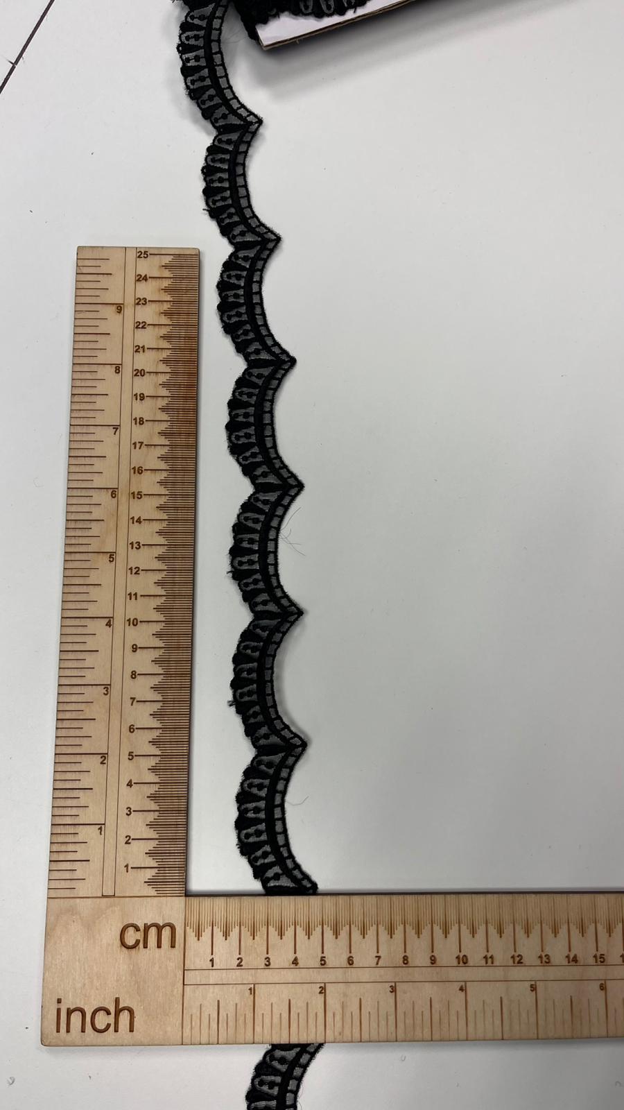 Attēls ar Mežģīne viļņveidīga 3 cm-melna – pieejams internetā Šarlotes audumi
