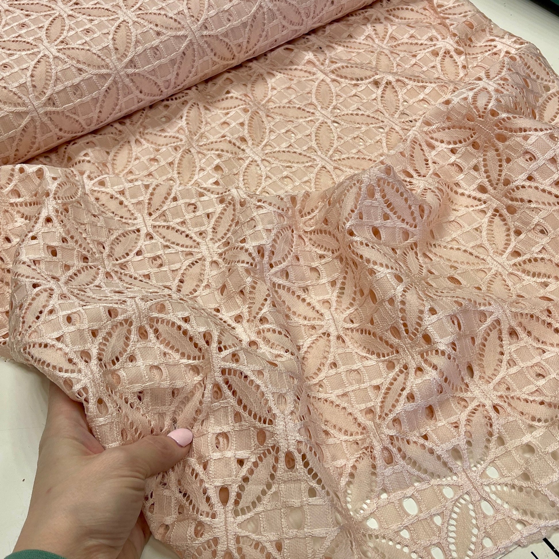 Mežģīņu audums - maigs persiku tonis 150 g/m²