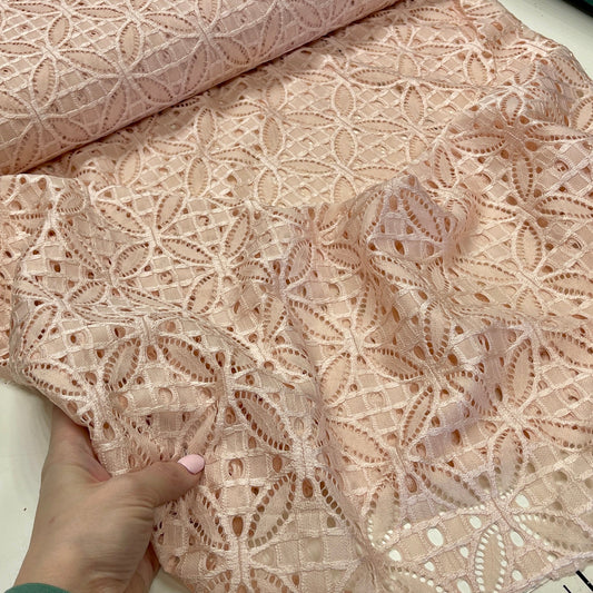 Mežģīņu audums - maigs persiku tonis 150 g/m²