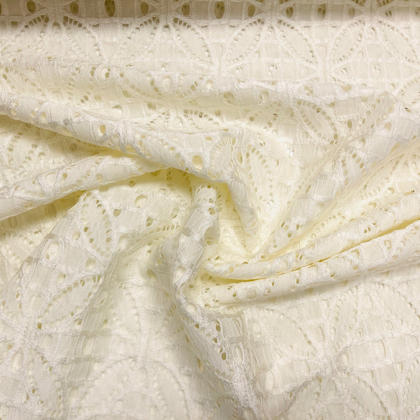 Mežģīņu audums - piena balts 150 g/m²