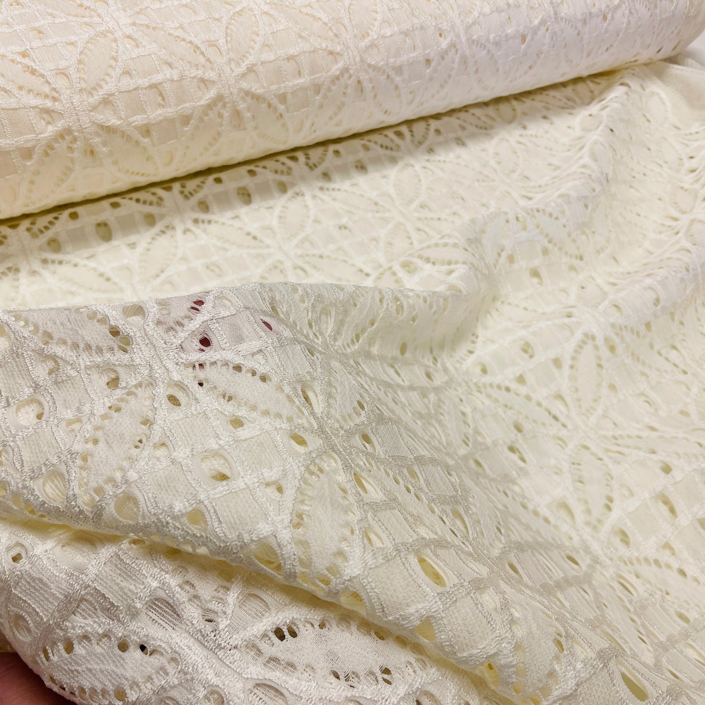 Mežģīņu audums - piena balts 150 g/m²