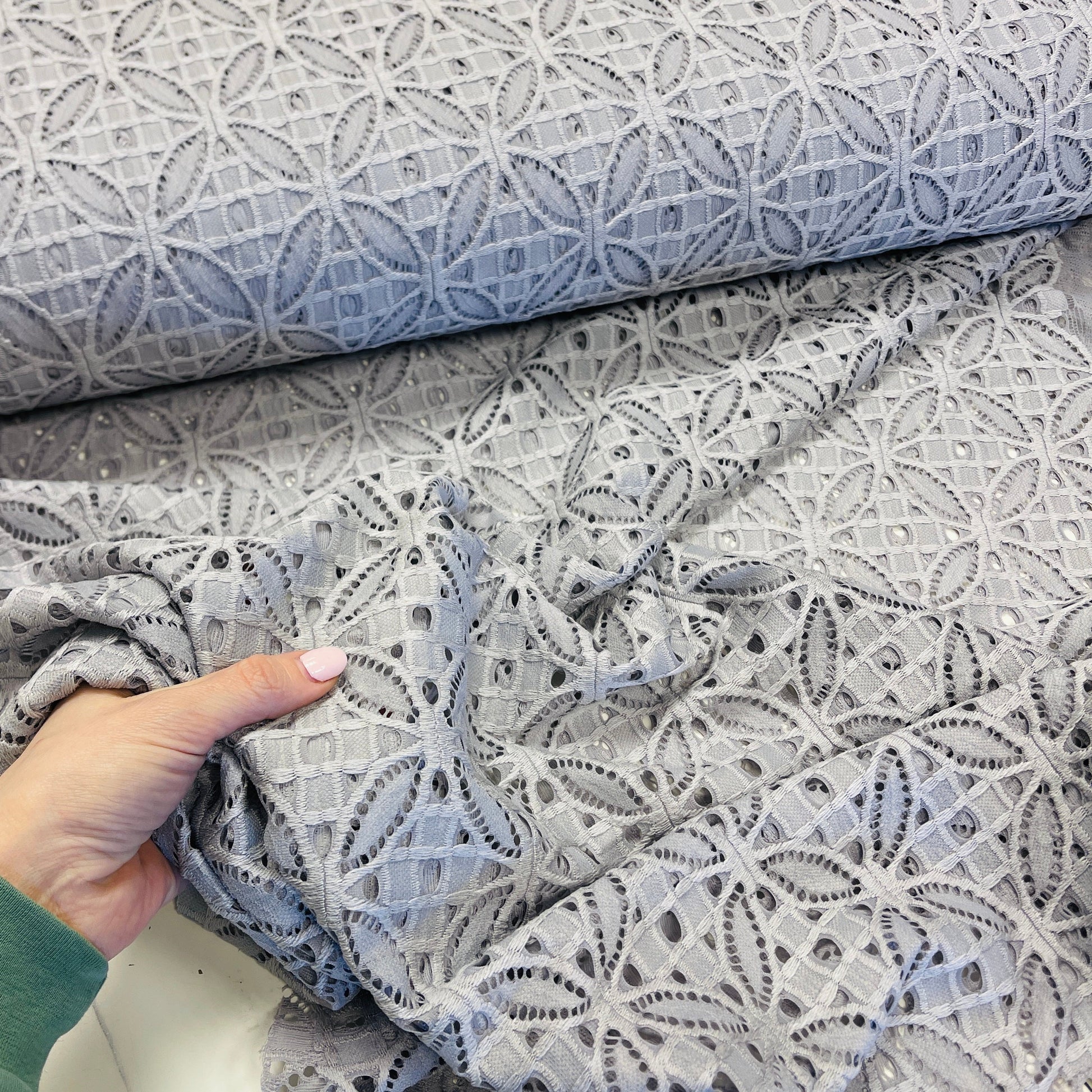 Mežģīņu audums - sudraba 150 g/m²