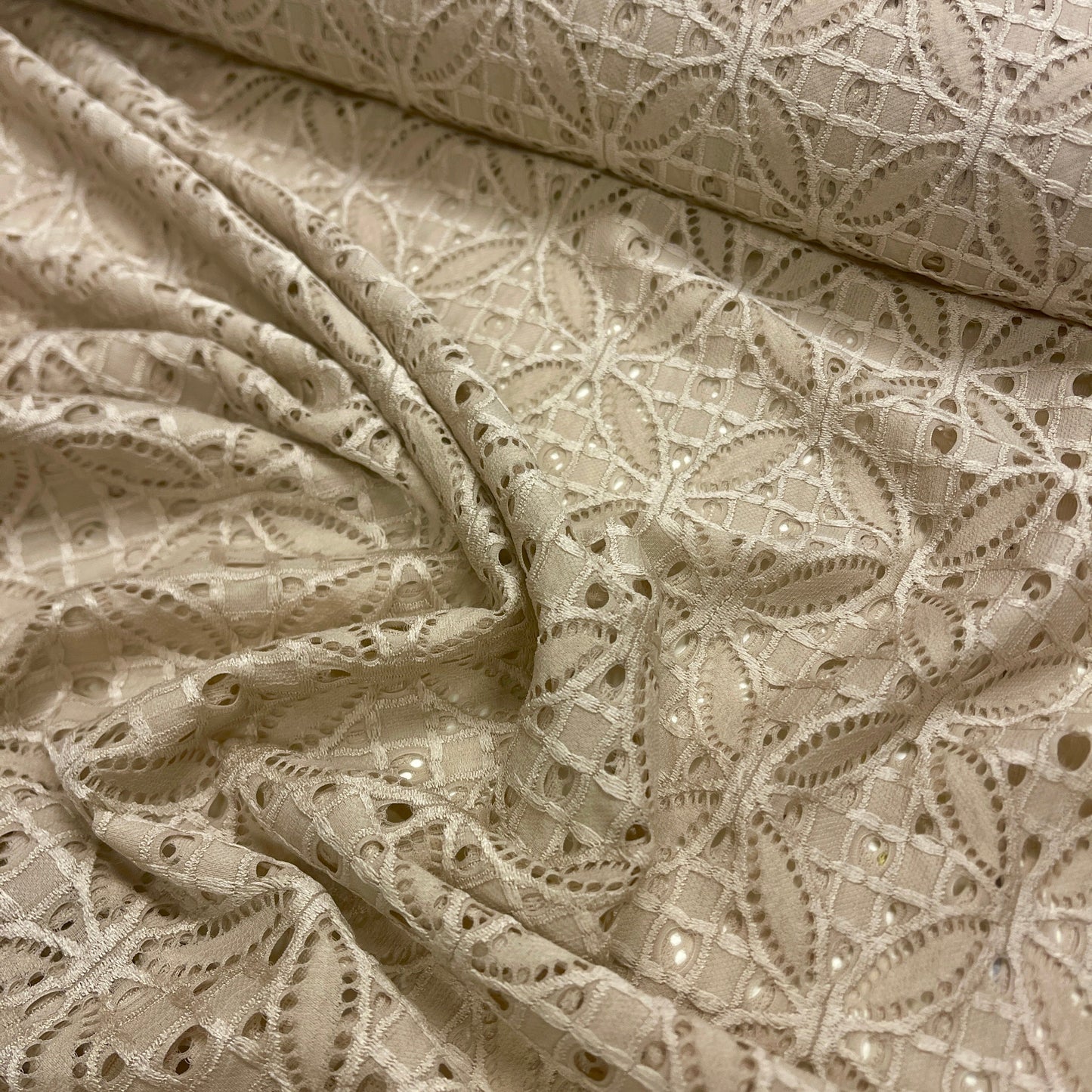 Mežģīņu audums - viegls smilšu tonis 150 g/m²