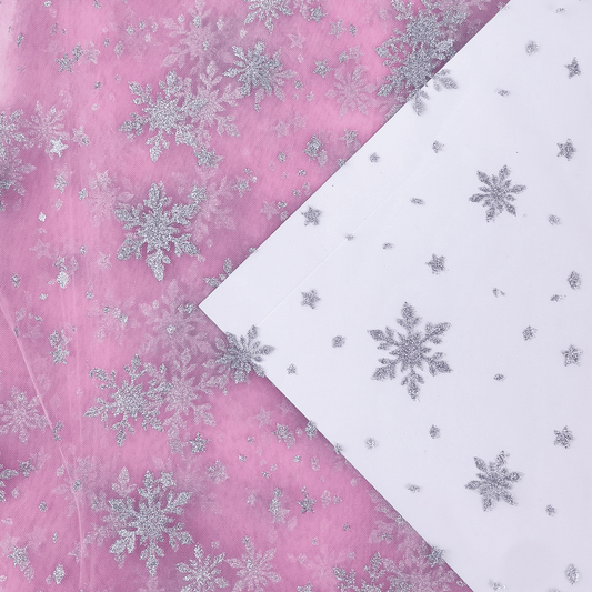 Attēls ar Mīksts tills ar sudraba sniegpārsliņām - rozā 30 g/m² – pieejams Šarlotes audumi