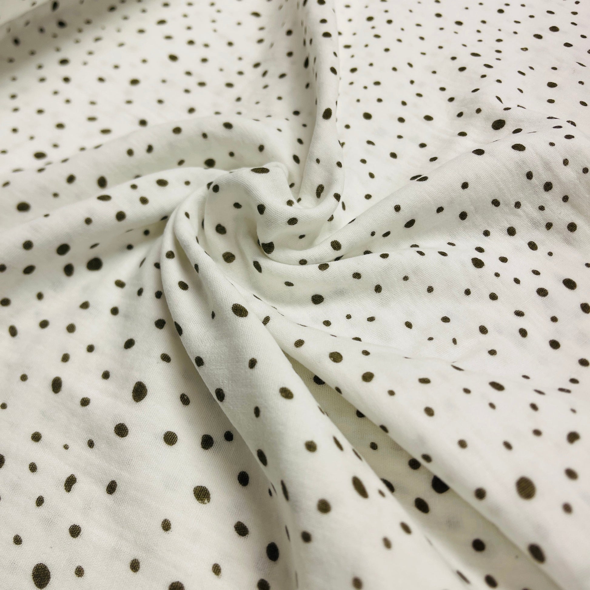 Muslīns - zaļganbrūni punkti 140 g/m²