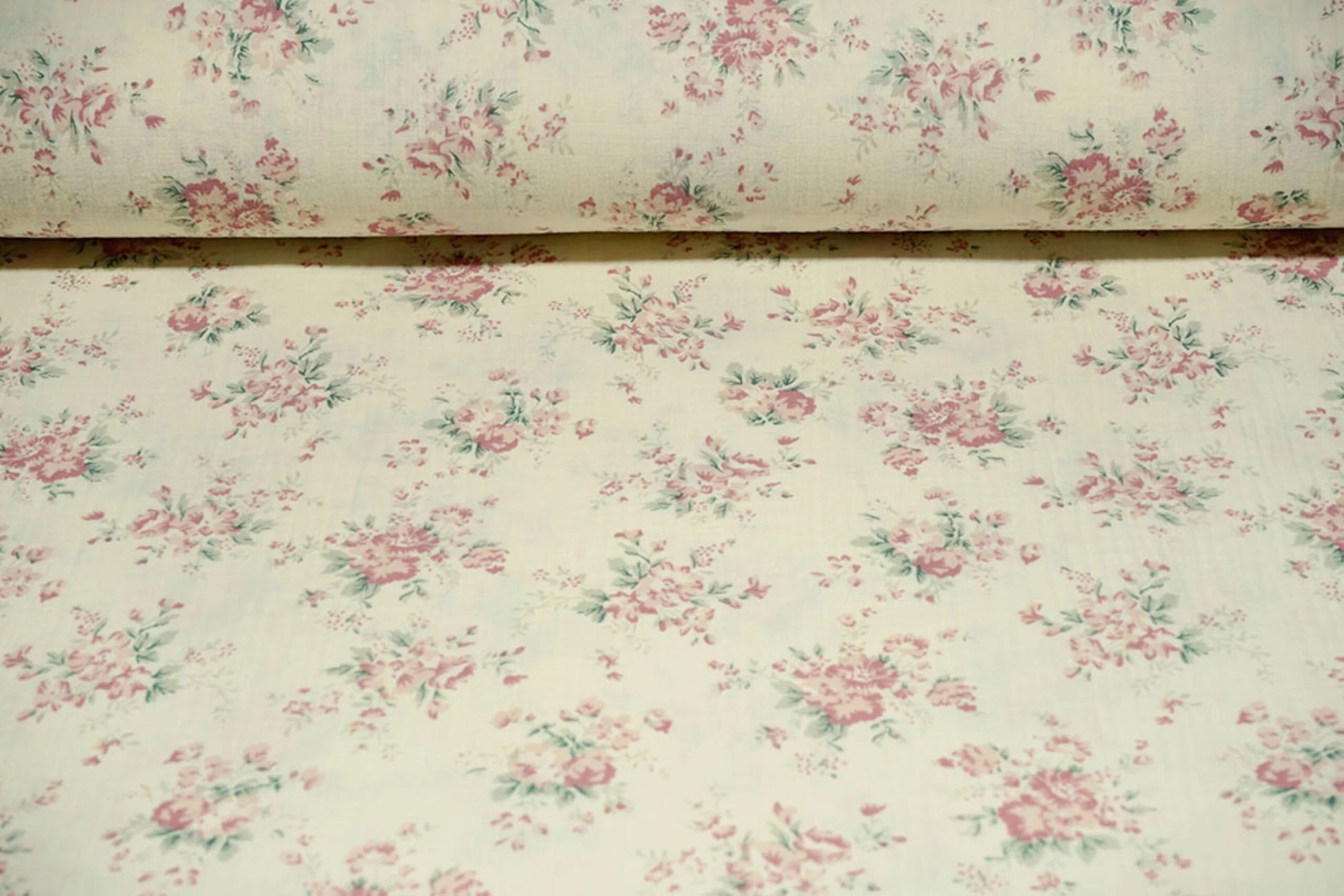 Muslīns - ziedi uz piena balta fona 140 g/m²