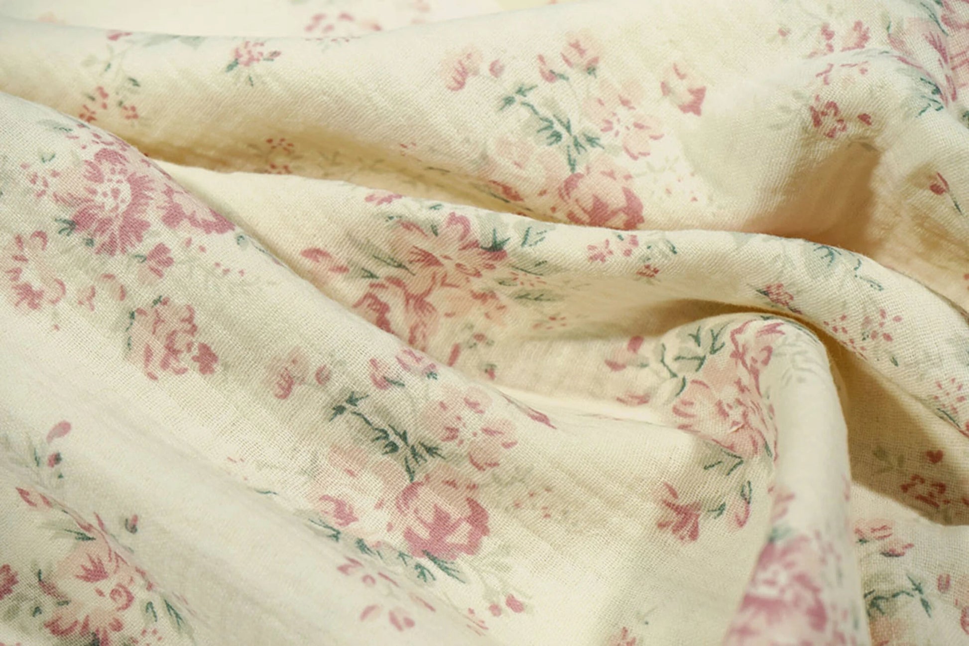 Muslīns - ziedi uz piena balta fona 140 g/m²