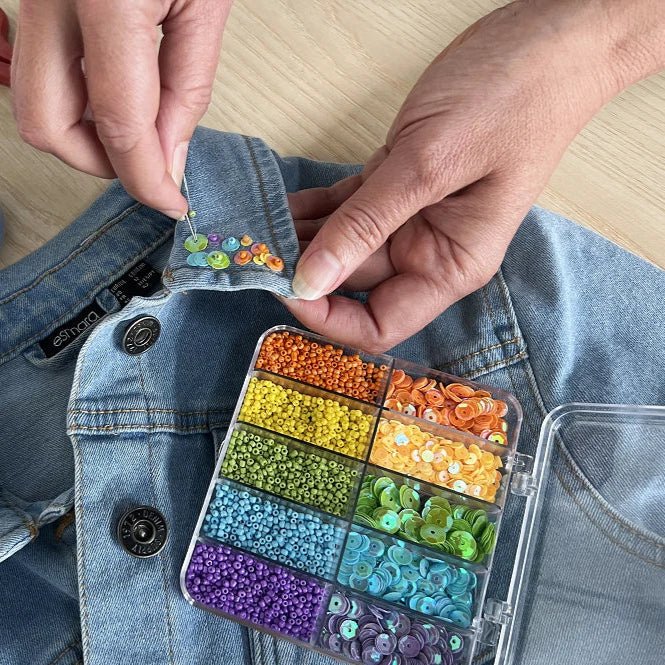 Pērlīšu un fliteru komplekts plastmasas kastītē (12.3 × 6.3 × 1.3 cm)