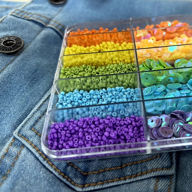 Pērlīšu un fliteru komplekts plastmasas kastītē (12.3 × 6.3 × 1.3 cm)