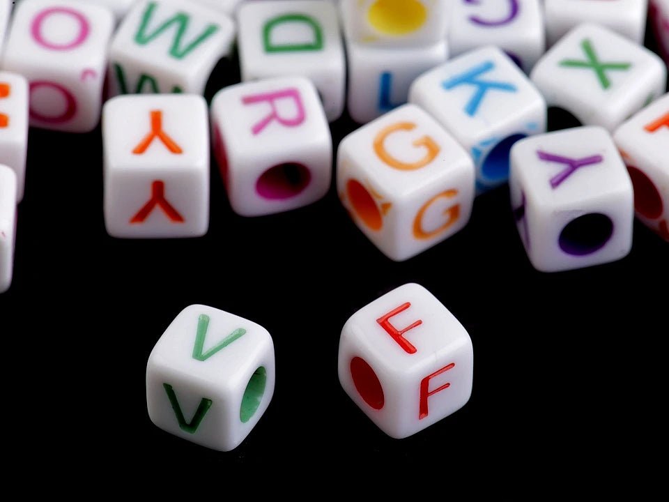 Attēls ar Plastmasas burtiņu pērlītes – kubiņi | 6 × 6 mm|10 grami – pieejams Šarlotes audumi