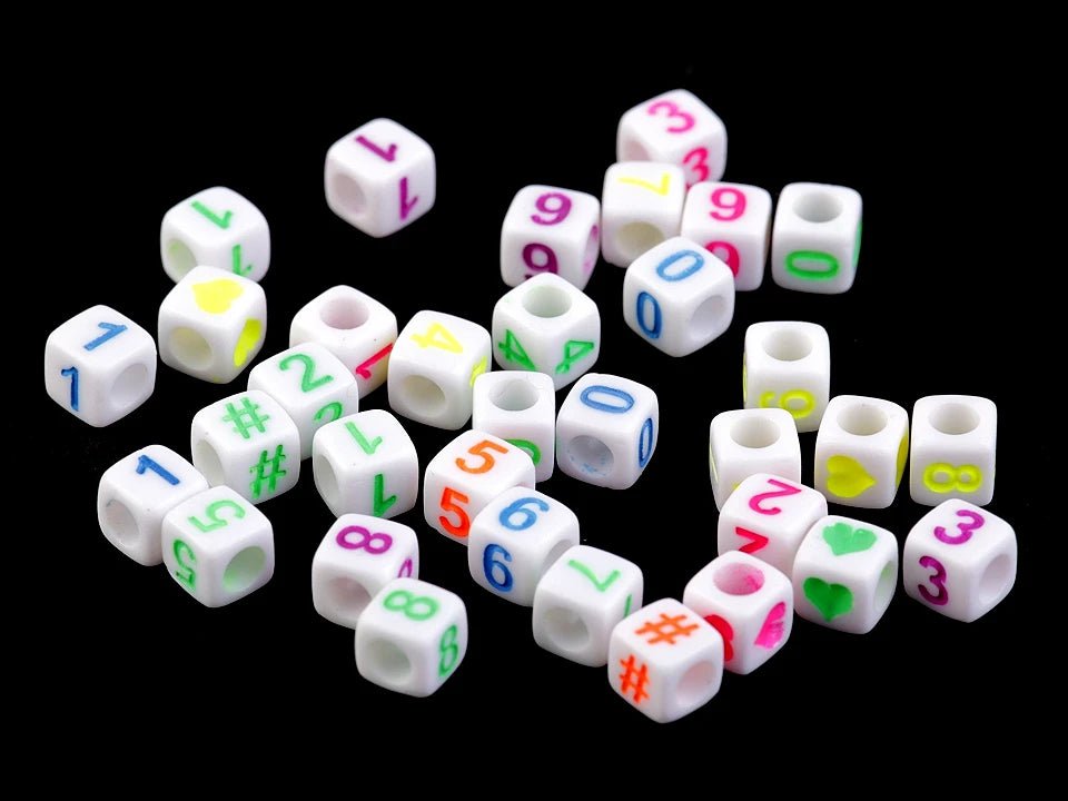 Plastmasas pērlītes ar burtiem, krāsaini uz balta fona 6×6 mm