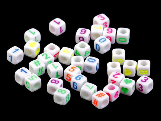 Plastmasas pērlītes ar burtiem, krāsaini uz balta fona 6×6 mm