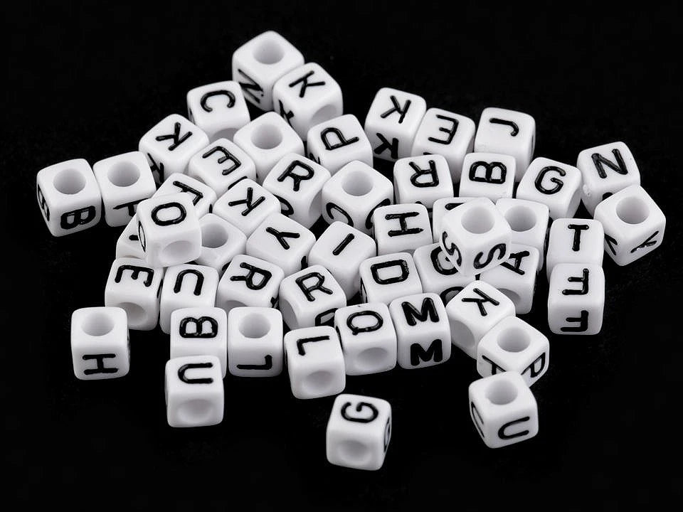 Plastmasas pērlītes ar burtiem, kubiņi 6×6 mm