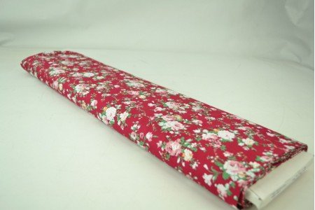 Premium 100% kokvilnas audums - rozītes uz sarkana fona 110 g/m²