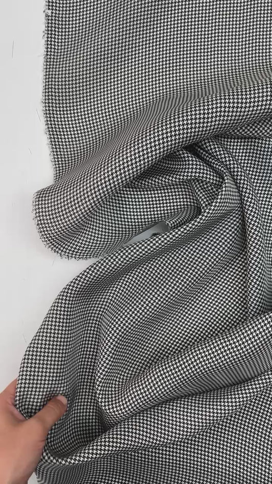 Itālijas kleitu un blūžu audums | 58% zīds | 42% viskoze | 95 g/m² | 147 cm