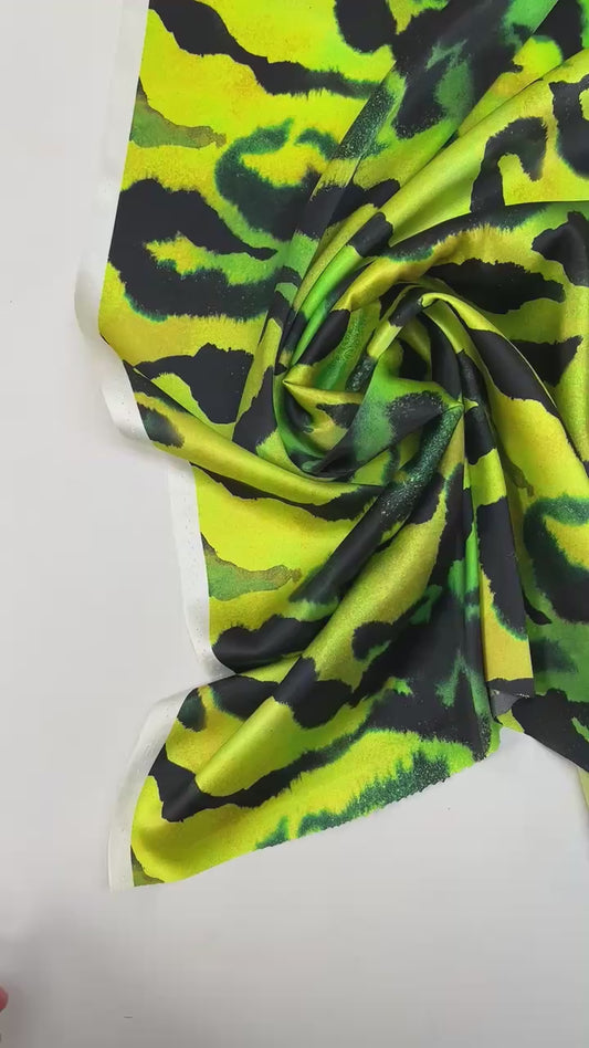 100% Zīda satīns- raksts uz zaļa fona 80 g/m²