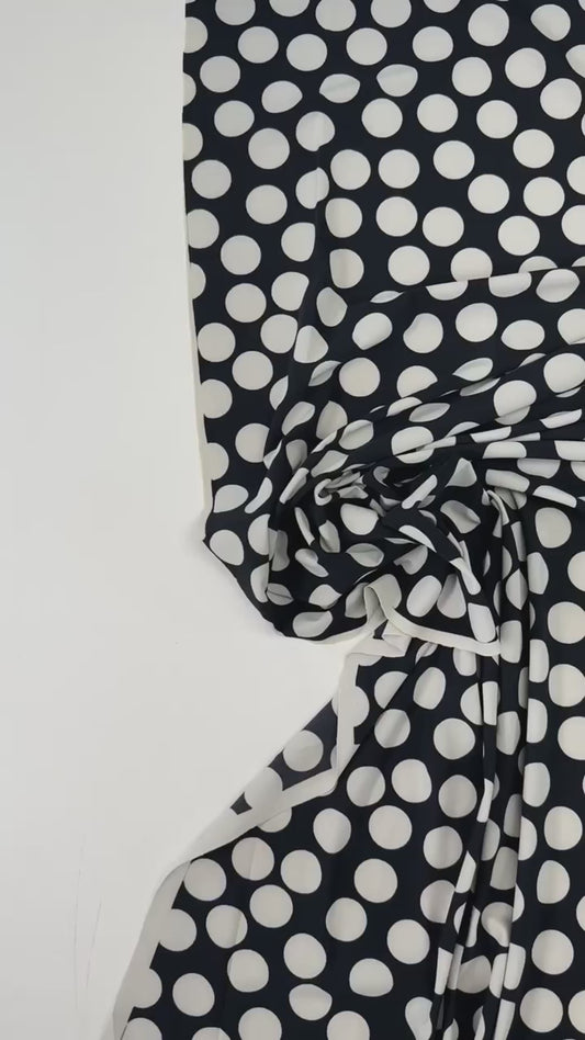 Pēdējais gabaliņš- Itāļu trikotāžas audums ar punktu rakstu | Poliamīds 51% Viskoze 41% Elastāns 8% | 132 cm- 70cm