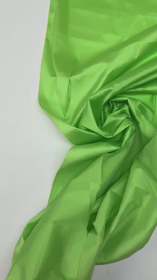 100% Zīda satīns-kivi tonis 70 g/m²